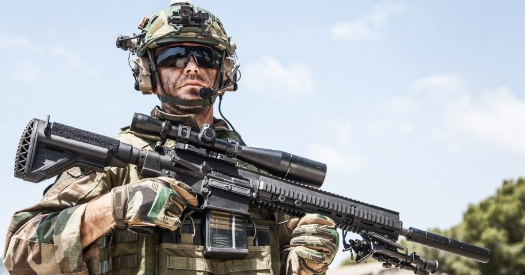 Militar con equipamiento moderno